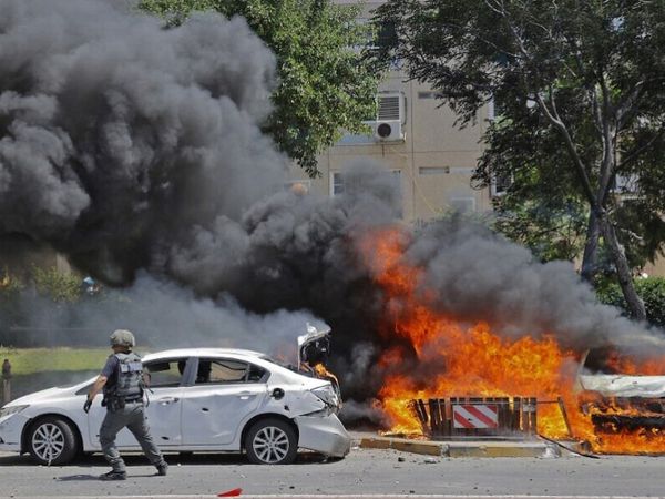 तेल अवीव के करीब हुए रॉकेट हमले के बाद यहां कुछ गाड़ियों में भी आग लग गई।