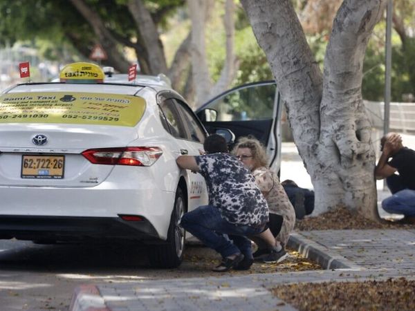 इजराइल के एश्केलोन शहर में रॉकेट हमलों के दौरान स्थानीय लोग इस तरह छिप गए।