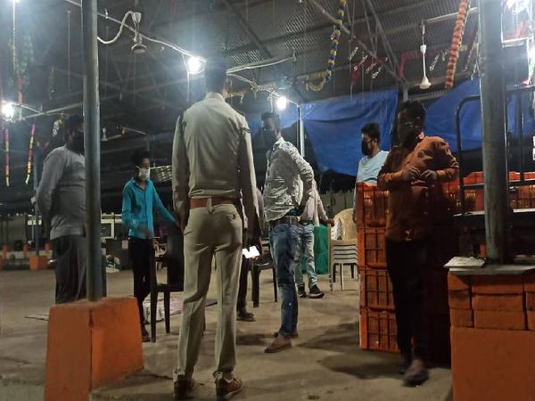 रात में 2 बजे थोक व्यापारियों की दुकान बंद कराती पुलिस।