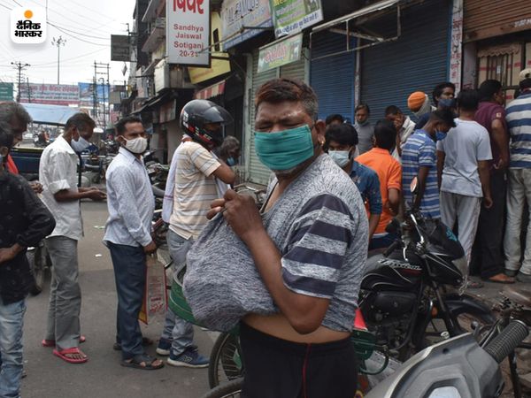 लोग इस कदर शराब खरीदनें में मस्त हैं कि कोरोना संक्रमण को भी भूल गए हैं।