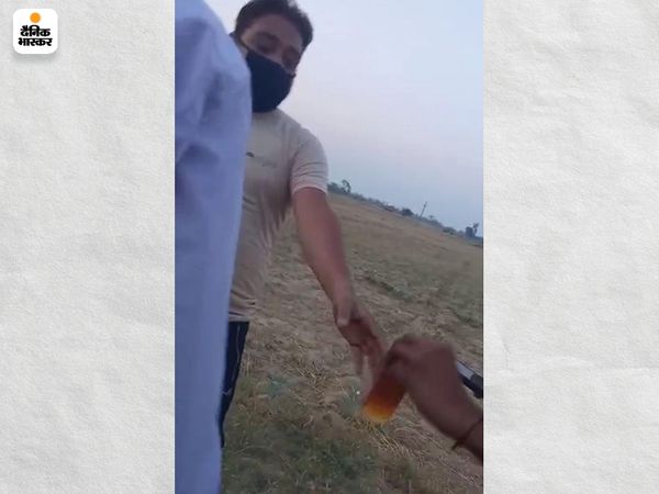 बदायूं में तस्कर खुलेआम सड़क किनारे देसी शराब बेच रहे हैं।
