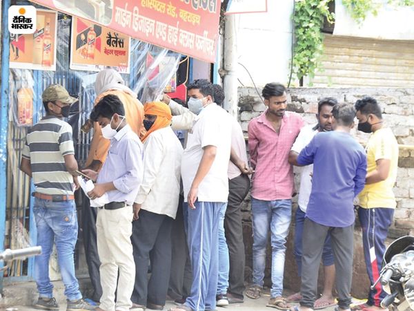 बहराइच में दुकान खुलते ही लोगों की भीड़ लग गई। यहां न कोई लाइन दिखी, न कोई गाइडलाइन।