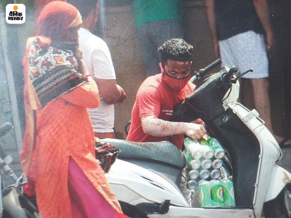 मेरठ में पति-पत्नी भी शराब खरीदते दिखे।