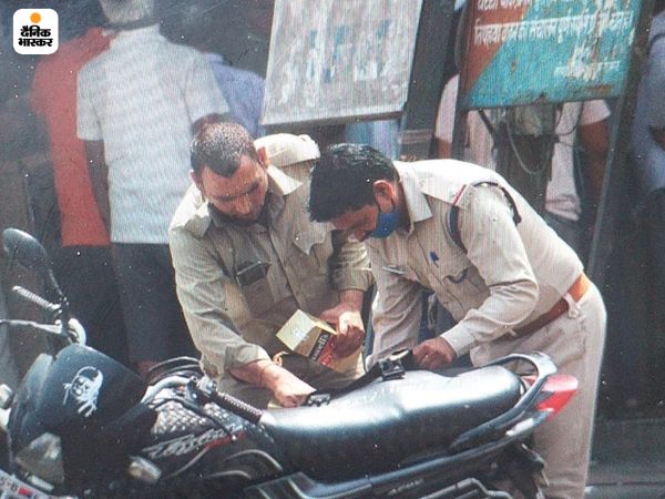 दुकानें खुलीं तो पुलिसकर्मी भी पीछे नहीं रहे। मेरठ में दिल्ली रोड स्थित ठेके से शराब खरीदते पुलिस वाले।