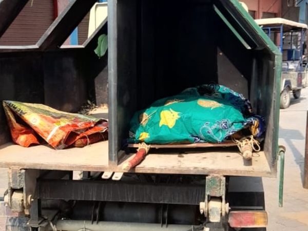 In Shamli the carriage of garbage is being carried in Gorakhpur by handcuffs, in Lalitpur, the dogs are draining the half-dead bodies. | शामली में कूड़े की गाड़ी से तो गोरखपुर में ठेले से ढोए जा रहे शव, ललितपुर में कुत्ते नोच रहे अधजली लाशें 3 In Shamli the carriage of garbage is being carried in Gorakhpur by handcuffs, in Lalitpur, the dogs are draining the half-dead bodies. | शामली में कूड़े की गाड़ी से तो गोरखपुर में ठेले से ढोए जा रहे शव, ललितपुर में कुत्ते नोच रहे अधजली लाशें - WPage - क्यूंकि हिंदी हमारी पहचान हैं