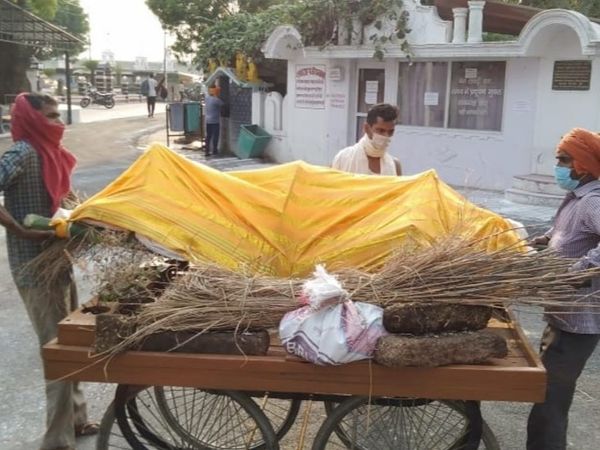 In Shamli the carriage of garbage is being carried in Gorakhpur by handcuffs, in Lalitpur, the dogs are draining the half-dead bodies. | शामली में कूड़े की गाड़ी से तो गोरखपुर में ठेले से ढोए जा रहे शव, ललितपुर में कुत्ते नोच रहे अधजली लाशें 4 In Shamli the carriage of garbage is being carried in Gorakhpur by handcuffs, in Lalitpur, the dogs are draining the half-dead bodies. | शामली में कूड़े की गाड़ी से तो गोरखपुर में ठेले से ढोए जा रहे शव, ललितपुर में कुत्ते नोच रहे अधजली लाशें - WPage - क्यूंकि हिंदी हमारी पहचान हैं