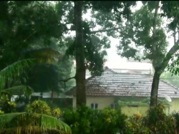 केरल के कोटयाम में तेज बारिश हुई। राज्य में 15 मई को तेज बारिश की आशंका जताई गई। कुछ जिलों में येलो अलर्ट जारी किया गया।