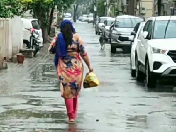पंजाब के लुधियाना में भी अचानक से मौसम बदल गया। गुरुवार को यहां हल्की बारिश हुई।