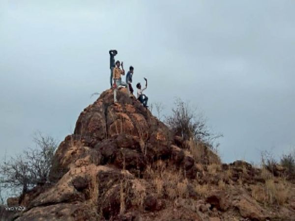 टेलीकॉम कंपनियों के बेस्ट सर्विसेज के दावे फेल: कोरोना काल में रिश्तेदारों का हाल पूछने टीलों पर जाना पड़ता है, क्योंकि वहीं आते हैं सिग्नल