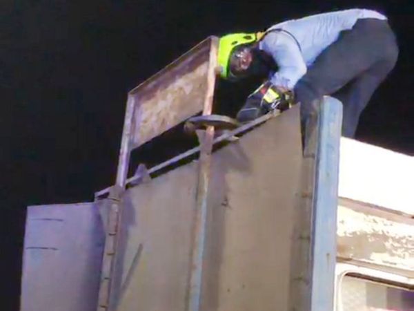 फायर सेफ्टी कर्मियों ने बोर्ड को काटकर अलग किया।