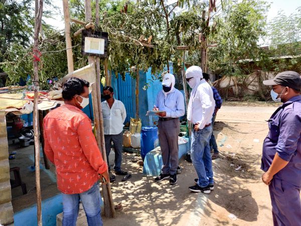 विवाह के लिए सजा मंडप, सर्वे करती टीम।