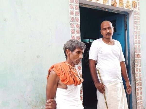 रामायण का भोजपुरी में अनुवाद करने वाले हरेकृष्ण सिंह का परिवार गंगा घाट पर अंतिम संस्कार करना चाहता था लेकिन यूपी पुलिस ने उन्हें लौटा दिया।