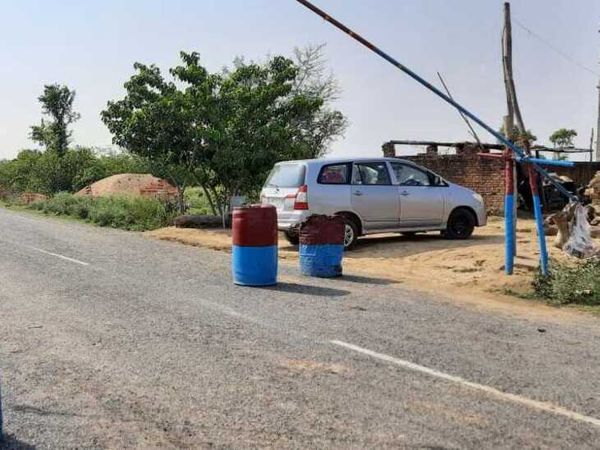 यूपी सरकार ने बिहार से शव यात्रा को प्रतिबंधित किया है, लेकिन पुलिसकर्मी हर आने-जाने वाले लोगों को भगा दे रहे हैं।