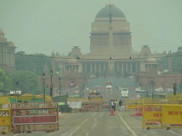 दिल्ली के भी कई इलाकों में आज सुबह तेज हवाओं के साथ हल्की बारिश हुई। तस्वीर राष्ट्रपति भवन के सामने की है। - Dainik Bhaskar
