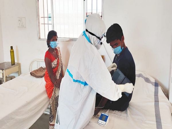 तस्वीर में दिख रहा जोड़ा नक्सलियों का साथ छोड़कर अब आम जिंदगी बसर करने के इरादे से आया है। - Dainik Bhaskar