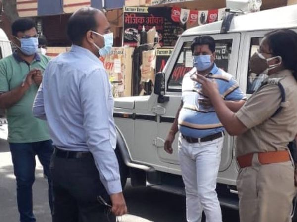 जांच के दौरान चर्चा करते अफसर।