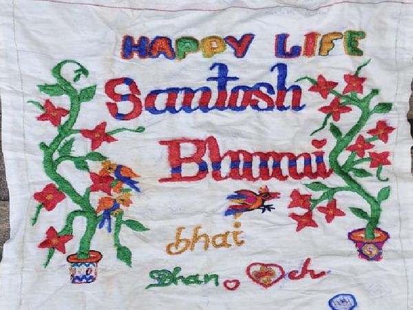 धनाया का नाम संतोष भी है और वो खुद को भूमि के नाम से पार्टनरशिप है।