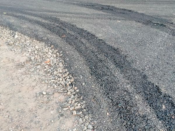 गिट्‌टी के एक इंच पर ऊपर डली डामर