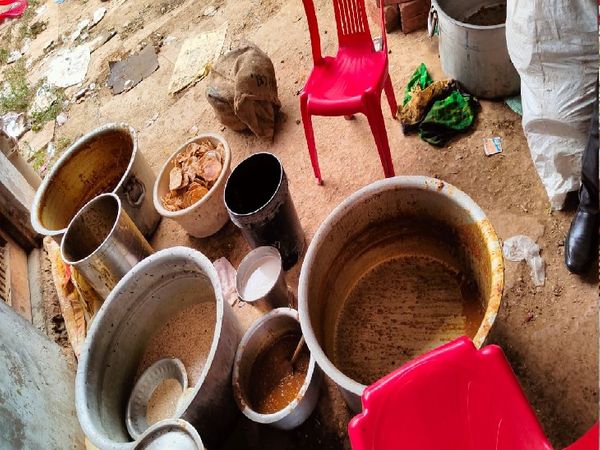 SDM मुरार के पहुंचने से पहले भागा हलवाई आनन-फानन में खाली किए हलवाई के बर्तन