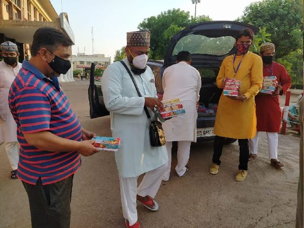 ईद के मौके पर हॉस्पिटल पहुंचकर जरूरत मंद लोगों को खाने और खीर के पैकेट बांटे गए