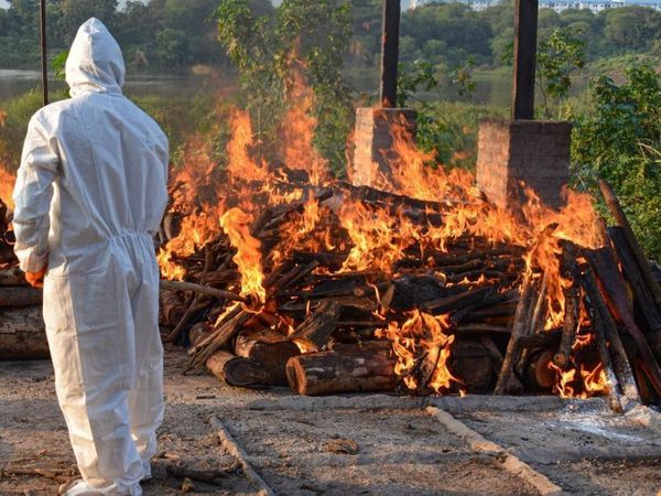 कुछ दिन पहले ली गई यह फोटो सूरत के एक श्मशान की है। जहां एक साथ 5-6 शवों का अंतिम संस्कार किया जा रहा है। - Dainik Bhaskar