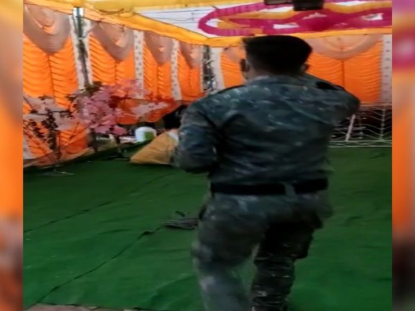 छीमक में पुलिस को देखते ही शादी का पंड़ाल खाली हो गया