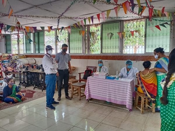 रायपुर केंद्रीय जेल के महिला सेल में टीकाकरण आज से शुरू हुआ है।