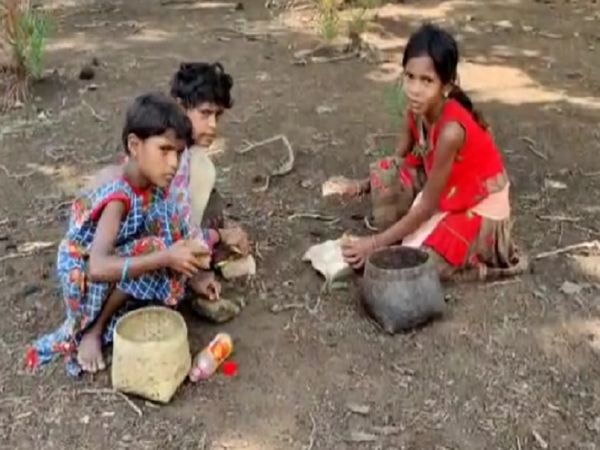 ये आउट आउट बच्चियों के गांव के फल ब्रेकी रहे हैं।
