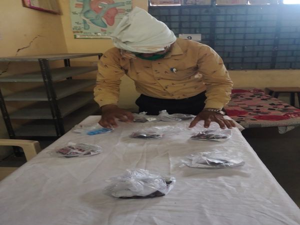 कोविड सेंटर में दवाइयां धूल खा रही हैं।