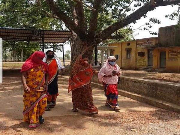 गांव की महिलाओं के साथ भी माधुरी के साथ काम करते हैं. डिस्ट्रिक्ट की तरफ से अग्रिम तिथि निर्धारित की गई है।