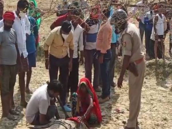 मिर्जापुर में शव मिलने के बाद � - Dainik Bhaskar