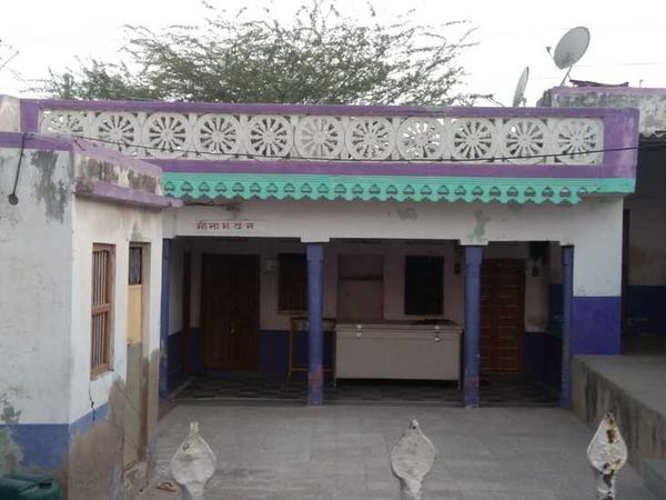 परिवार के 3 लोगों की मौत हो जाने के बाद अकबर के घर पर अब ताला है।