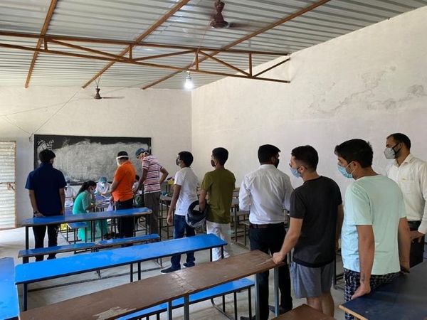 रांची के रामलखन सिंह यादव कॉलेज केंद्र में अपनी बारी का इंतजार करते युवा।