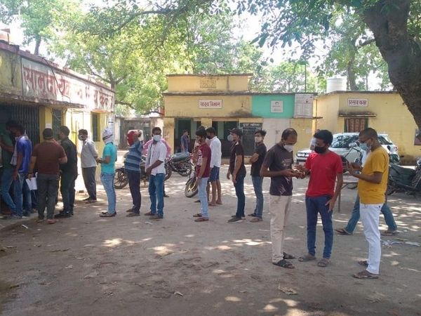 पलामू के हरिहरगंज में स्वास्थ्य केंद्र पर सुबह से ही युवाओं की भीड़ दिख रही है।