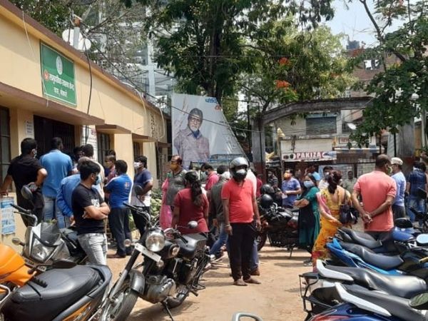 बोकारो में भी बड़ी संख्या युवा घरों से निकल कर टीका लगवाने पहुंच रहे हैं।