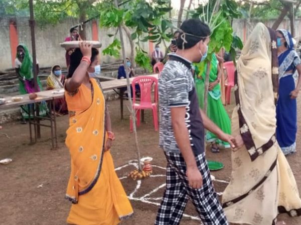 महावीर ने संपर्क में आने के लिए दंपत्ति सात भी लगाया।