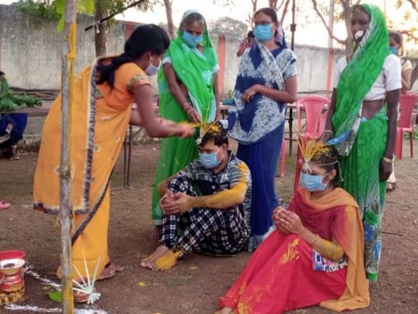 इकठ्ठा करने की प्रक्रिया के बाद के समय में लहसुन की रस्म की अदायगी।