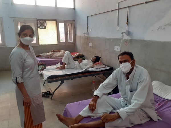गांव भट्टू कोरोना का हॉटस्पॉट बन चुका है। सरकारी आंकड़ों के मुताबिक करीब 244 मरीज होम आइसोलेशन में हैं। एक ही दिन में 21 मरीज पॉजिटिव होने की पुष्टि हुई है।