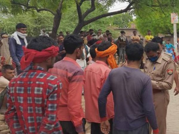 गांव वालों से पूछताछ करती पुलिस।