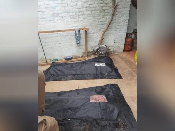पुलिस ने शवों को सील किया।