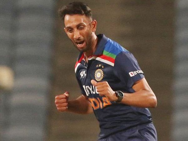 प्रसिद्ध ने इंग्लैंड के खिलाफ वनडे सीरीज में टीम इंडिया के लिए डेब्यू किया था। उन्होंने अपने पहले मैच में 4 विकेट झटके थे।