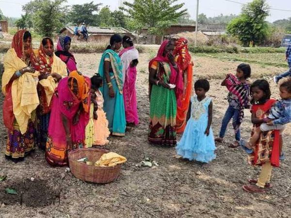सलैया गांव के बाहर शादी के मटकोर विधि-विधान में जुटीं महिलाओं ने मास्क नहीं पहन रखा है।