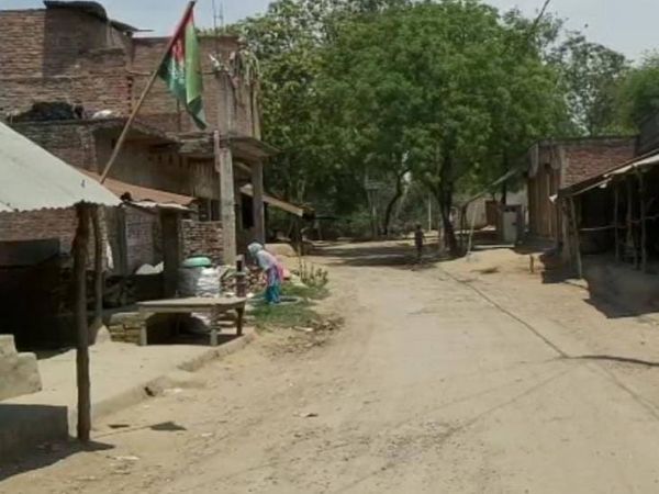 गांव में पसरा हुआ सन्नाटा।