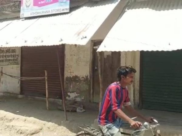 गांव में बंद पड़ी दुकाने।