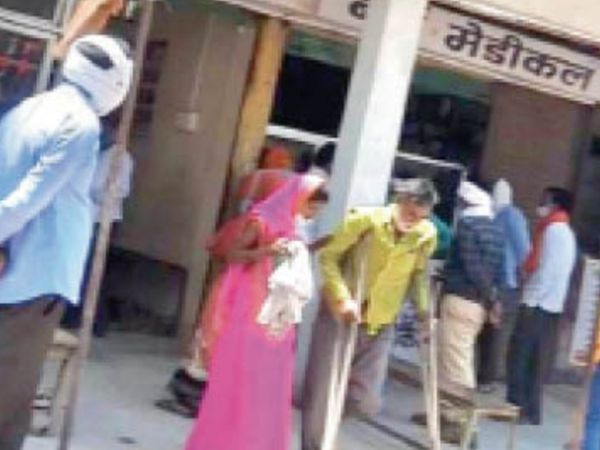 सरकारी डॉक्टर के निजी क्लिनिक पर लगी मरीजों की भीड़