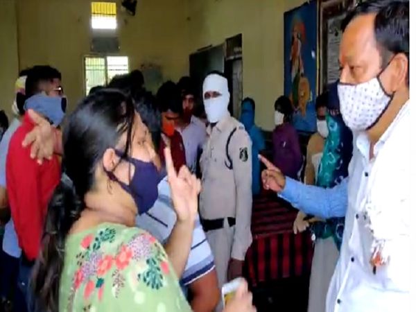 सेन्टर पर रखा गया था।