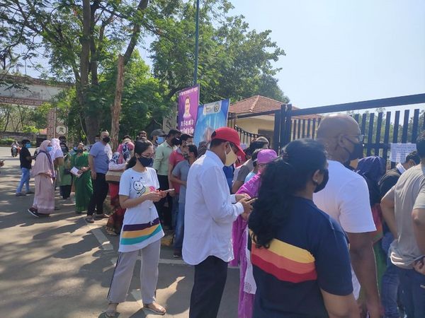 सेन्टर के बाहर जाने की प्रतीक्षा कर रहे हैं। फोटो