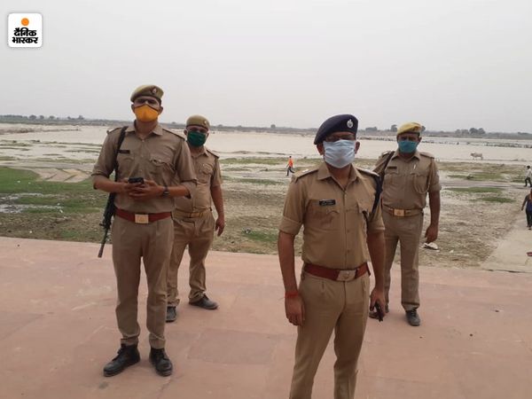 सोमवार को एसपी गंगापार धवल जायसवाल घाट का निरीक्षण करने पहुंचे।