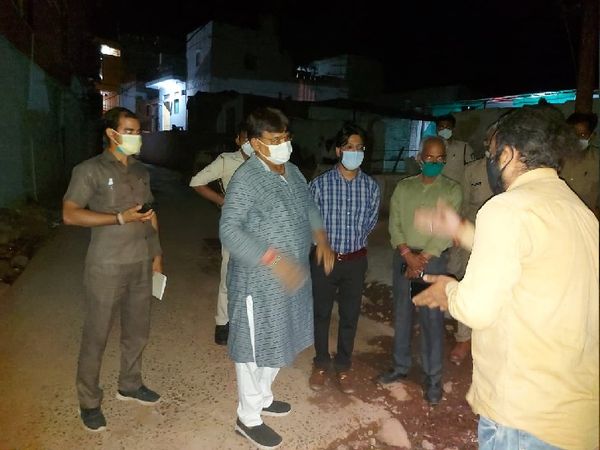 ऊर्जा मंत्री प्रद्युम्न सिंह बरई गांव में घूमते हुए, यहां लोगों ने RT-PCR जांच की मांग की है