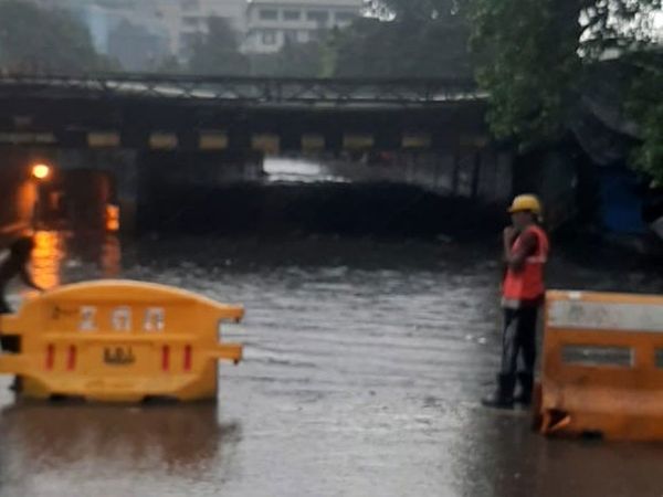 Cyclone Tauktae Latest Photos; Mumbai Rain News | Rain Warning In Maharashtra Palghar Thane And Ratnagiri Districts | तेज हवा और बारिश की वजह से पेड़ गिरे, कई गाड़ियों को नुकसान; एक शख्स की मौत 12 अंधेरी सब-वे पानी भरने की वजह से कुछ समय के लिए बंद किया गया।
